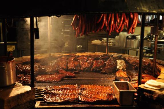 Um legítimo e suculento Bar-b-que americano, na Salt Lick, em Austin, capital do Texas, nos Estados Unidos